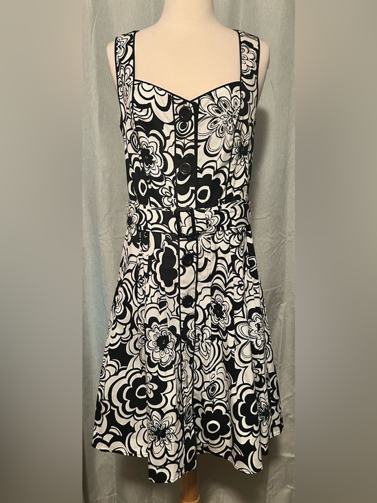 Spense Dresses & Skirts - Spense Black & White Floral Button-Front Dress